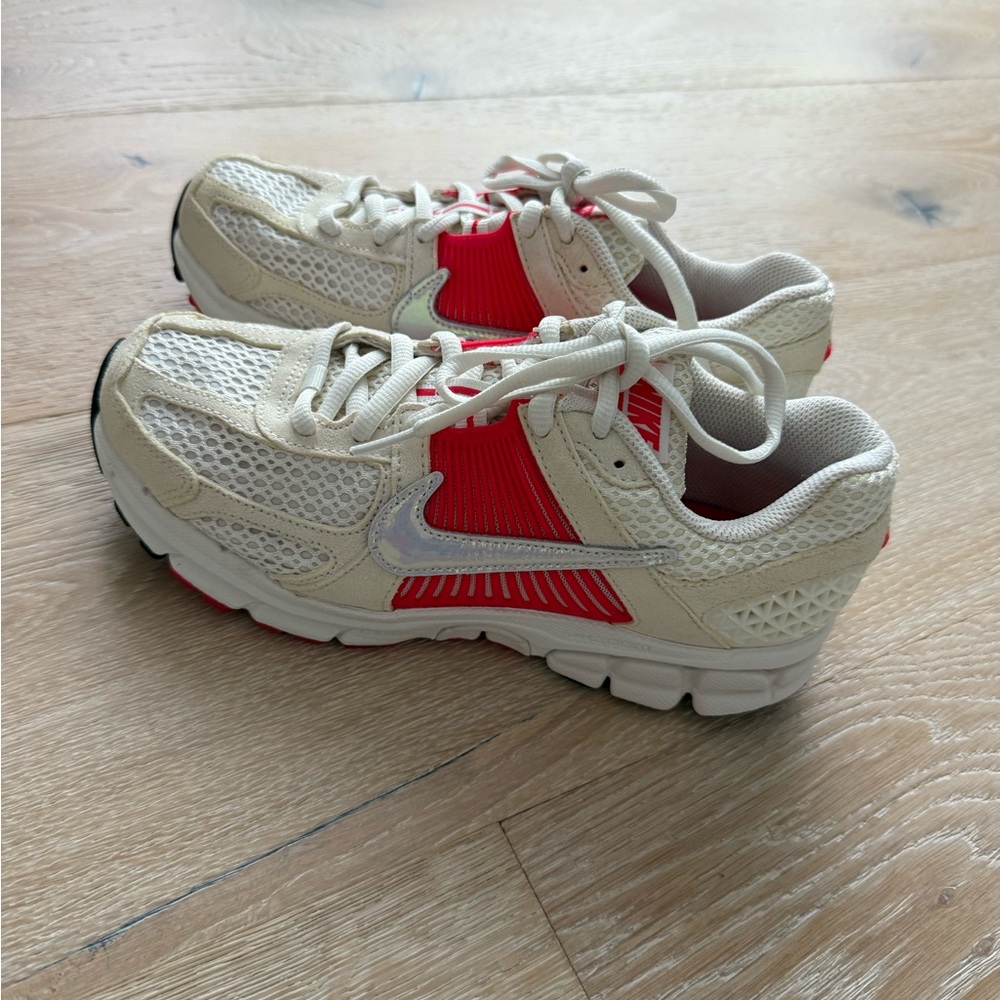 Nike Zoom Vomero 5 Sneakers in Siren Red